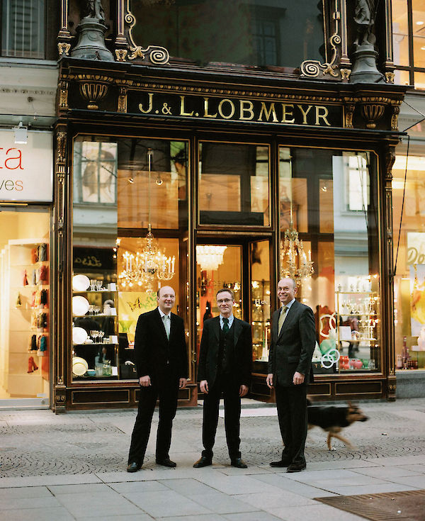 Leonid, Johannes und Andreas Rath vor Ihrem Geschäft